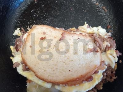 Karštas sumuštinis su jautienos faršu, kiaušiniu ir daržovėmis Žingsnis 8