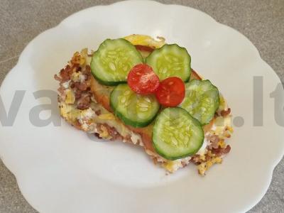 Karštas sumuštinis su jautienos faršu, kiaušiniu ir daržovėmis pagrindine nuotrauka