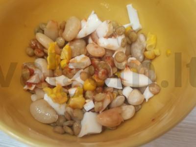 Salotos su žaliaisiais lęšiais ir kukurūzais pagrindine nuotrauka