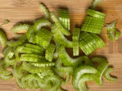 Vitaminų salotas su daržovėmis, obuoliu ir salieru Žingsnis 1