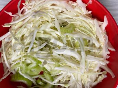 Vitaminų salotas su daržovėmis, obuoliu ir salieru Žingsnis 3