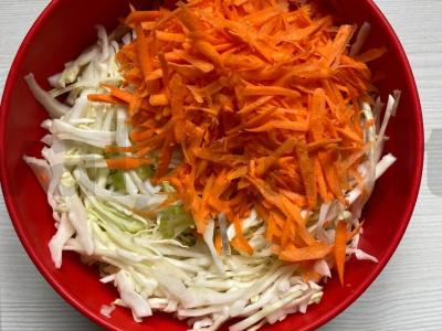 Vitaminų salotas su daržovėmis, obuoliu ir salieru Žingsnis 5