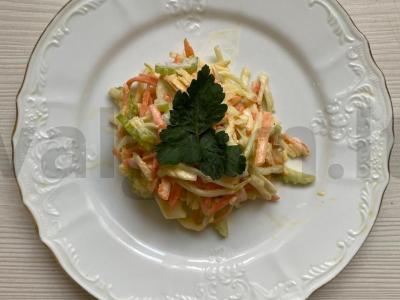 Vitaminų salotas su daržovėmis, obuoliu ir salieru pagrindine nuotrauka