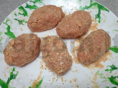 Koteliai iš jautienos faršo su tarallini džiūvėsėliais ir itališkais prieskoniais Žingsnis 8