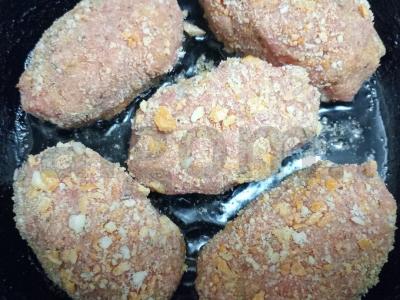 Koteliai iš jautienos faršo su tarallini džiūvėsėliais ir itališkais prieskoniais Žingsnis 9