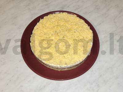 Sluoksniuotas salotas su karštai rūkyta skumbrija pagrindine nuotrauka