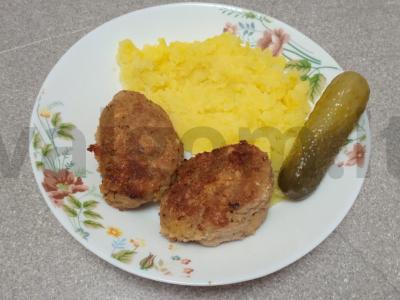 Koteliai iš jautienos faršo su tarallini džiūvėsėliais ir itališkais prieskoniais pagrindine nuotrauka