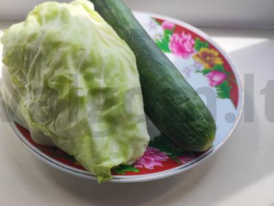 Šviežių kopūstų salotos su agurkais Žingsnis 1