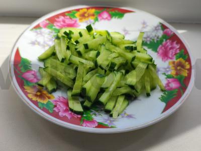 Šviežių kopūstų salotos su agurkais Žingsnis 2