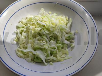 Šviežių kopūstų salotos su agurkais Žingsnis 3