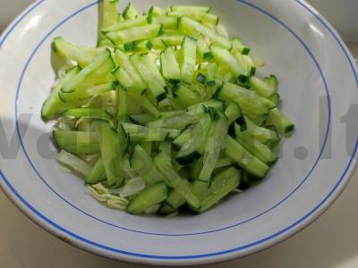 Šviežių kopūstų salotos su agurkais Žingsnis 4