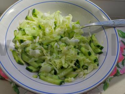 Šviežių kopūstų salotos su agurkais Žingsnis 5