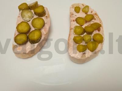 Karšti sumuštiniai su marinuotais kornišonais, hamonu ir sūriu Žingsnis 3