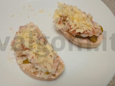 Karšti sumuštiniai su marinuotais kornišonais, hamonu ir sūriu Žingsnis 5