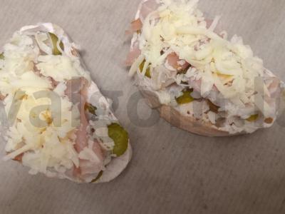 Karšti sumuštiniai su marinuotais kornišonais, hamonu ir sūriu Žingsnis 6