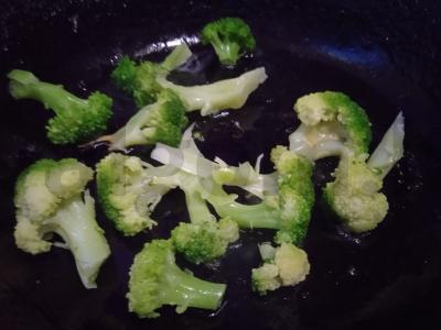 Kiaušinių, brokolių, ryžių ir rūkytos dešros apkepas keptuvėje Žingsnis 1