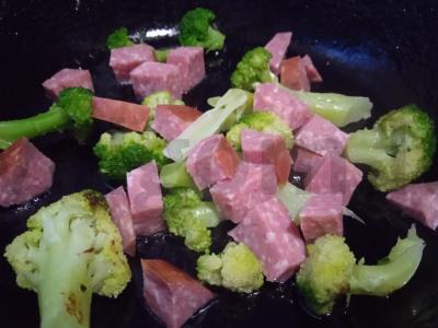 Kiaušinių, brokolių, ryžių ir rūkytos dešros apkepas keptuvėje Žingsnis 2