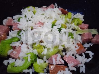 Kiaušinių, brokolių, ryžių ir rūkytos dešros apkepas keptuvėje Žingsnis 3