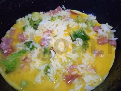 Kiaušinių, brokolių, ryžių ir rūkytos dešros apkepas keptuvėje Žingsnis 4