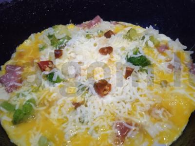 Kiaušinių, brokolių, ryžių ir rūkytos dešros apkepas keptuvėje Žingsnis 6