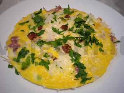 Kiaušinių, brokolių, ryžių ir rūkytos dešros apkepas keptuvėje pagrindine nuotrauka