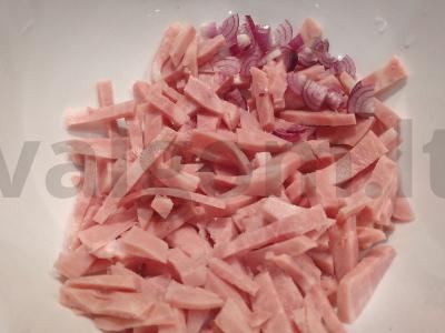 Nuostabi salotos su kumpiu, sūriu ir kukurūzais Žingsnis 1