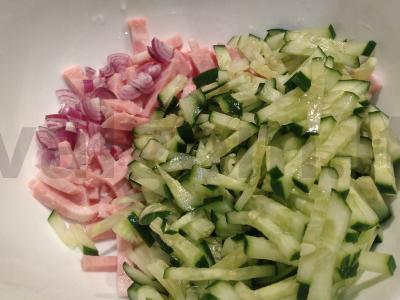 Nuostabi salotos su kumpiu, sūriu ir kukurūzais Žingsnis 2