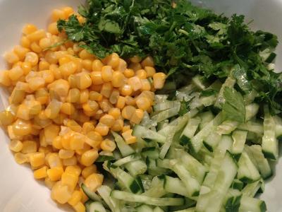 Nuostabi salotos su kumpiu, sūriu ir kukurūzais Žingsnis 3