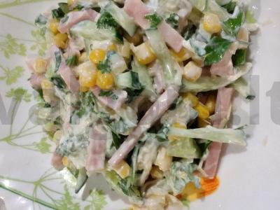 Nuostabi salotos su kumpiu, sūriu ir kukurūzais pagrindine nuotrauka