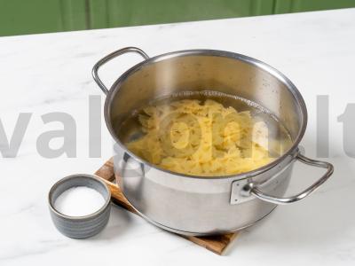 Makaronai su dešrelėmis keptuvėje Žingsnis 1