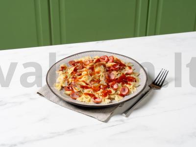 Makaronai su dešrelėmis keptuvėje pagrindine nuotrauka