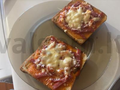 Karšti sumuštiniai su Prahos dešra orkaitėje pagrindine nuotrauka