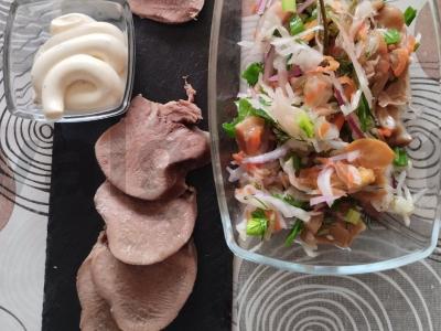 Virta jautienos kalba su grietinėlės-česnako padažu pagrindine nuotrauka