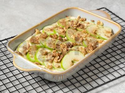 Obuolių pyragas su riešutais Žingsnis 11