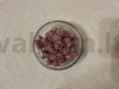 Švelnus salotas su sūriu, dešra ir ananasais Žingsnis 1