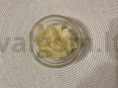 Švelnus salotas su sūriu, dešra ir ananasais Žingsnis 2