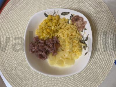 Švelnus salotas su sūriu, dešra ir ananasais Žingsnis 3