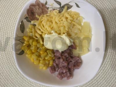 Švelnus salotas su sūriu, dešra ir ananasais Žingsnis 4