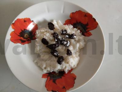 Ryžių košė su džiovintais slyvomis pagrindine nuotrauka