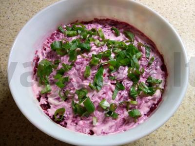 Silkė po kailiu su žaliu svogūnu pagrindine nuotrauka