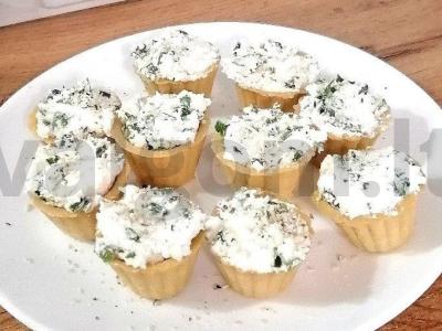 Tartaletės su varške ir žolelėmis pagrindine nuotrauka