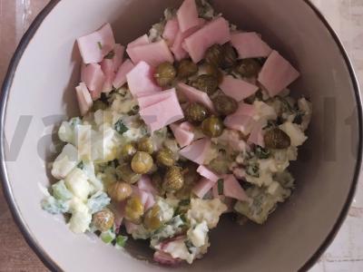 Sotūs salotas su kaparėliais ir kiaulienos kumpiu pagrindine nuotrauka