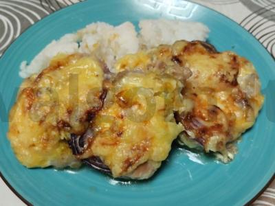 Keptas vištienos filė po sūriu „Du svogūnai“ pagrindine nuotrauka