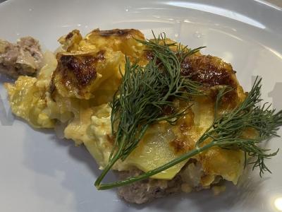 Bulvės su naminiu faršu, keptos po sūrio-majonezo padažu pagrindine nuotrauka