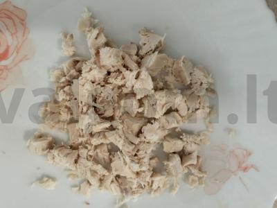 Salotos su vištiena, agurkais ir marinuotais grybais Žingsnis 1