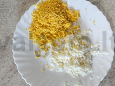 Salotos su vištiena, agurkais ir marinuotais grybais Žingsnis 5