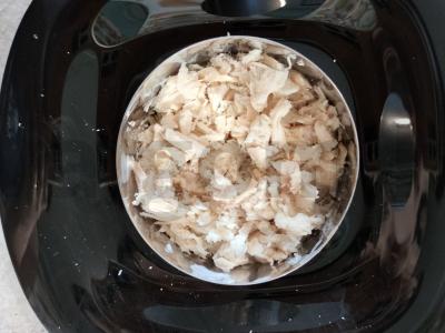 Salotos su vištiena, agurkais ir marinuotais grybais Žingsnis 7