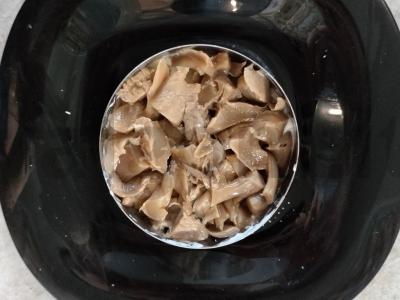 Salotos su vištiena, agurkais ir marinuotais grybais Žingsnis 8