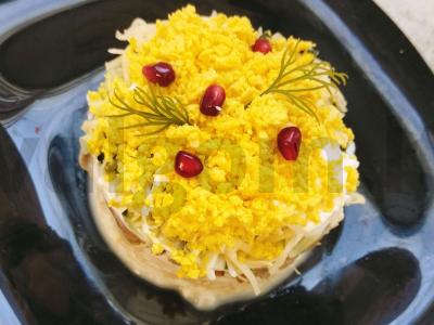 Salotos su vištiena, agurkais ir marinuotais grybais pagrindine nuotrauka