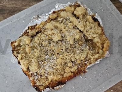 Sluoksniuotas pyragas su citrina ir graikiniais riešutais pagrindine nuotrauka